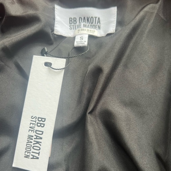 BB Dakota Size Small Red and Black puffer coat - Picture 4 of 5